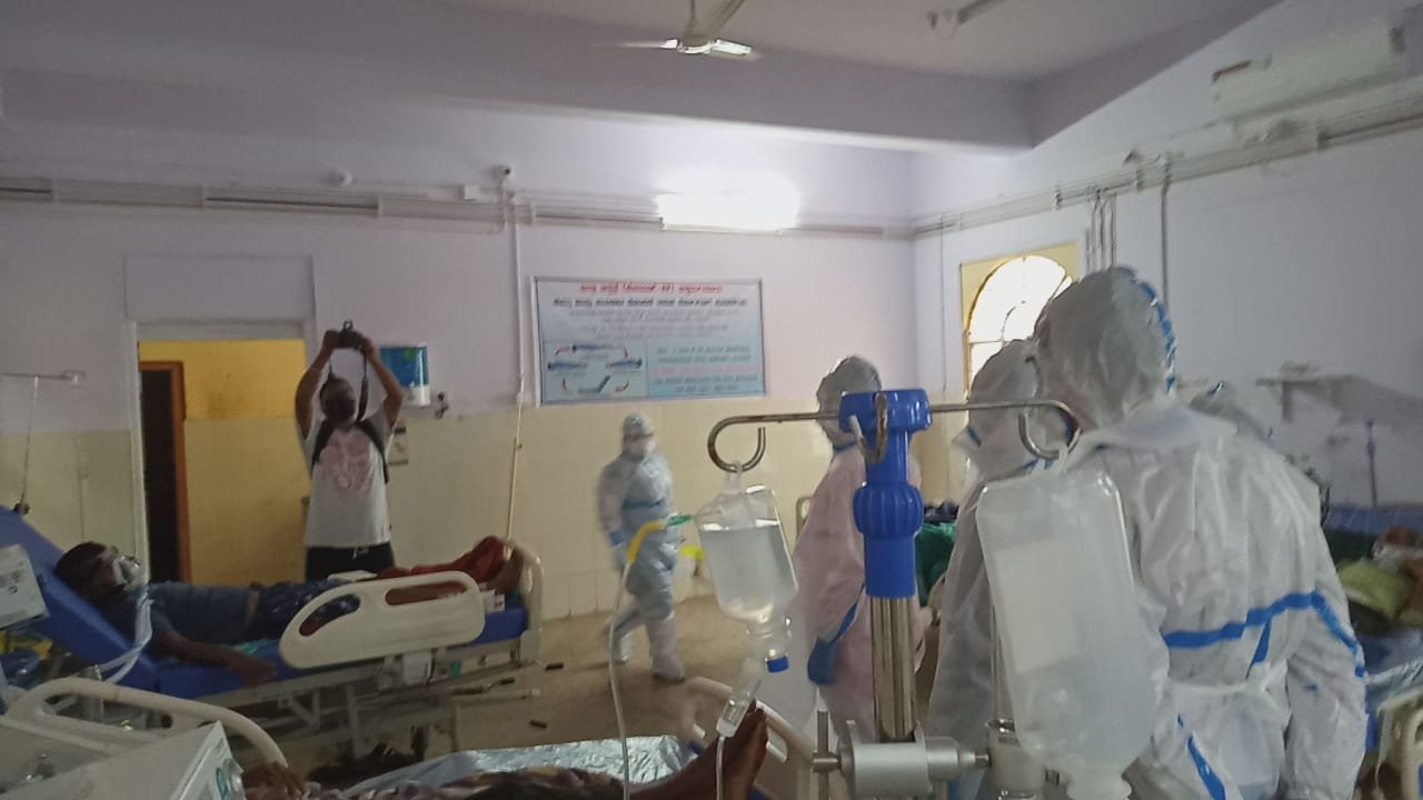 MLA ಅಷ್ಟೇ ಅಲ್ಲ, ಕೊರೋನಾ ಸೈನಿಕ.. ದಿನವಿಡೀ ಆಸ್ಪತ್ರೆಗಳಿಗೆ ಸವಾರಿ