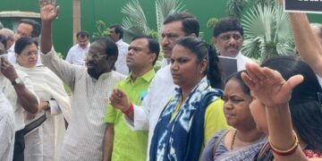 ಅಗತ್ಯ ವಸ್ತುಗಳಿಗೂ ಜಿಎಸ್ಟಿ: ಸಂಸತ್ ಎದುರು ಕಾಂಗ್ರೆಸ್ ಸಂಸದರ ಪ್ರತಿಭಟನೆ